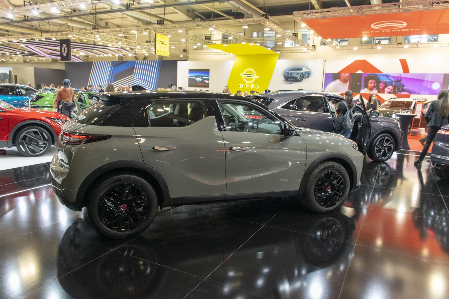 Side profile of compact crossover with two-tone roof and sculpted panels