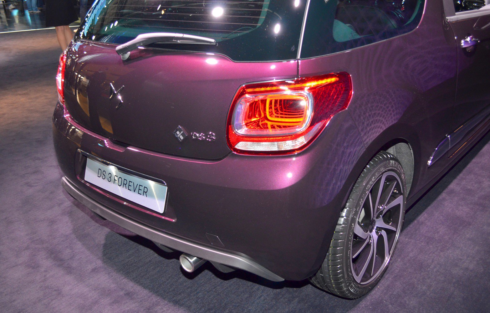 Rear view with unique taillight and alloy wheel