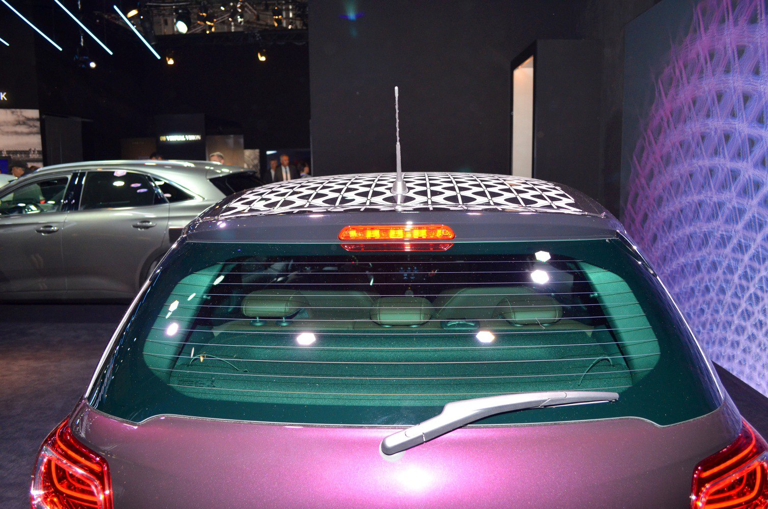 Rear window with wiper and geometric patterned roof