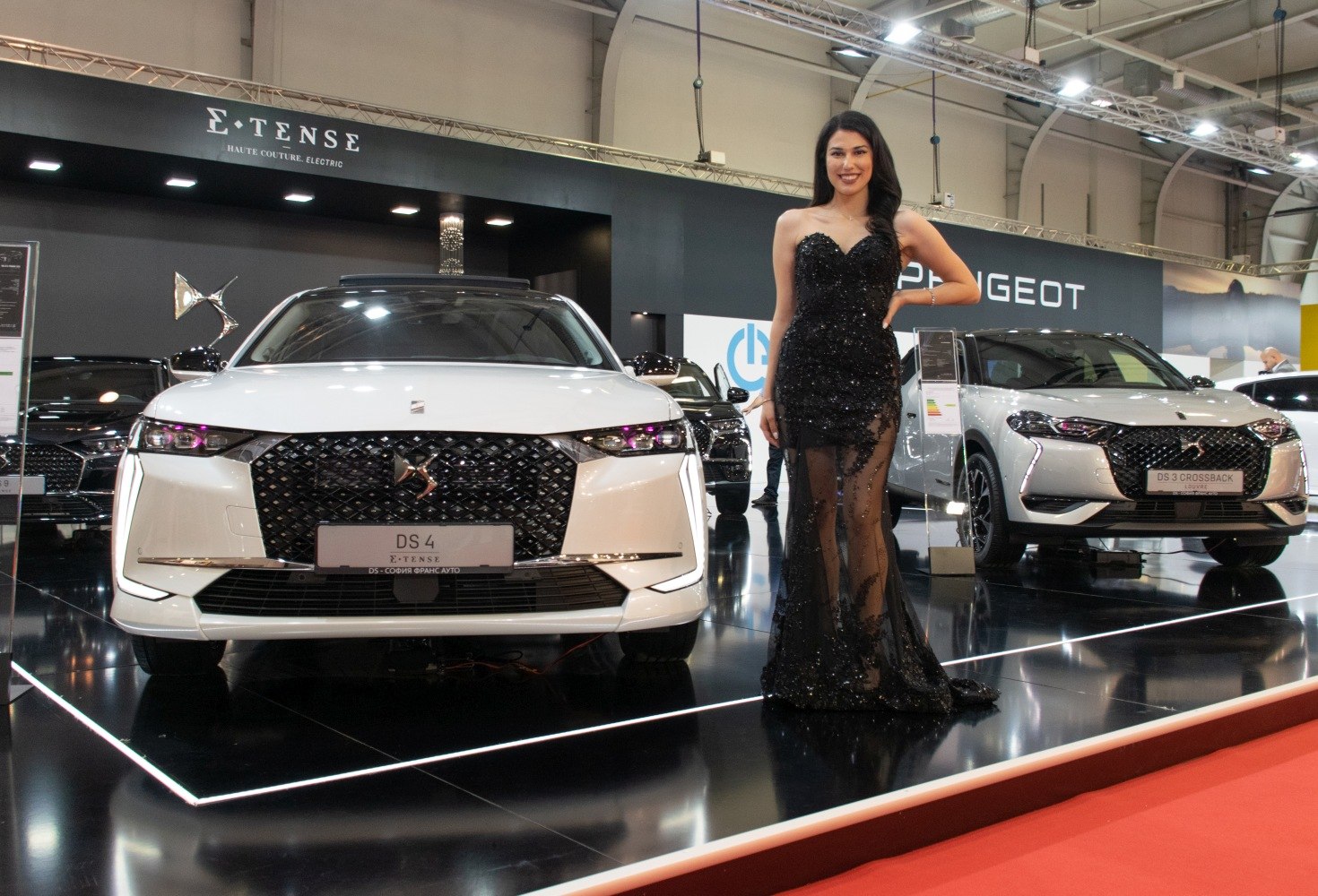 DS 4 II 2021 front grille and LED headlights close-up