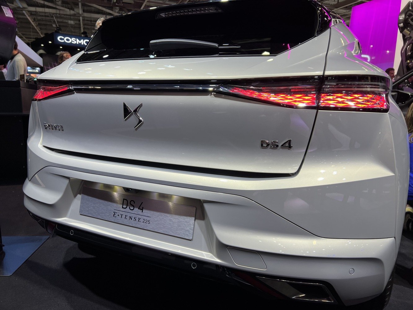 Modern rear design with distinctive LED taillights and DS 4 badging