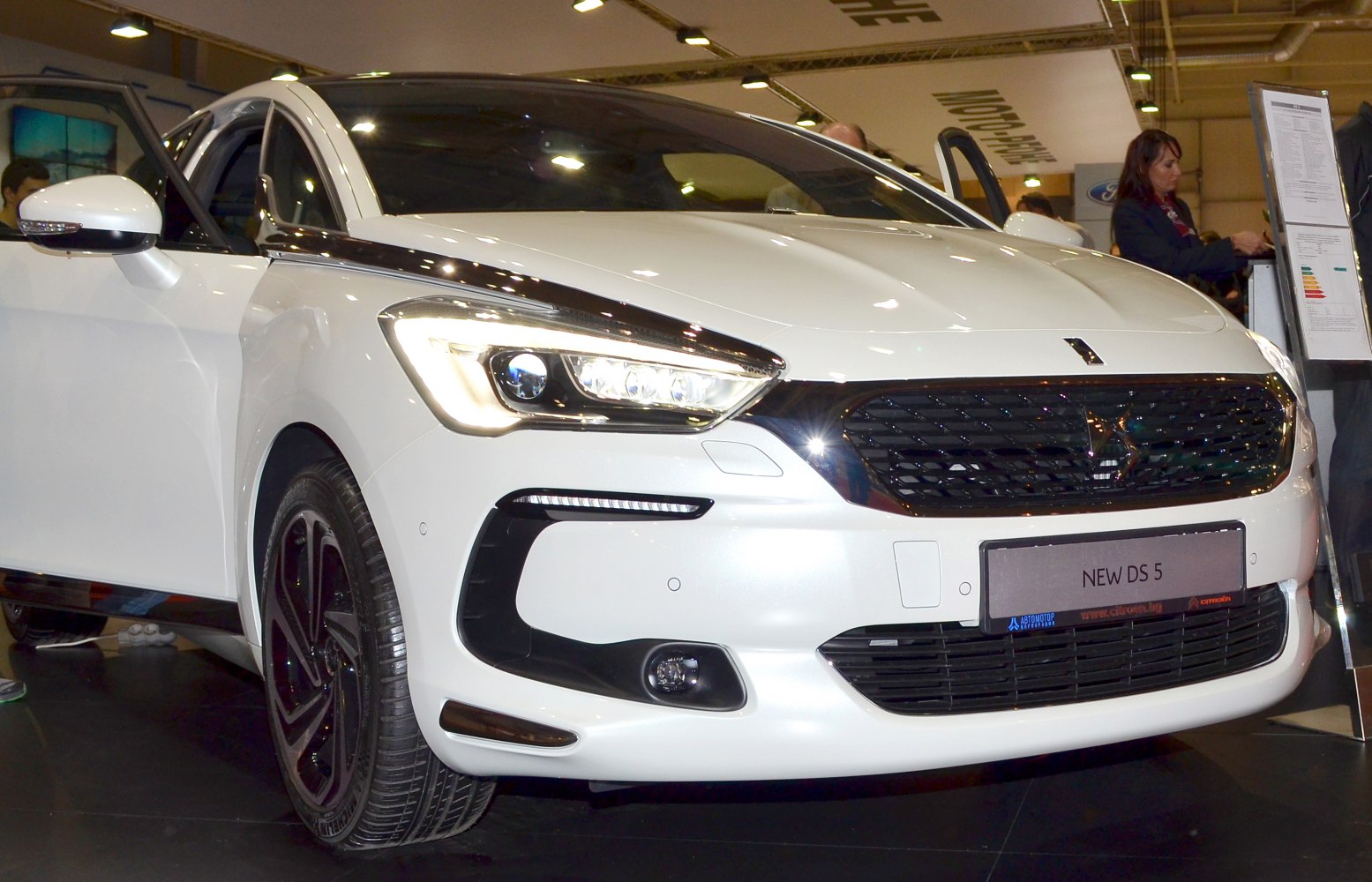 LED headlights and front grille design with fog lights