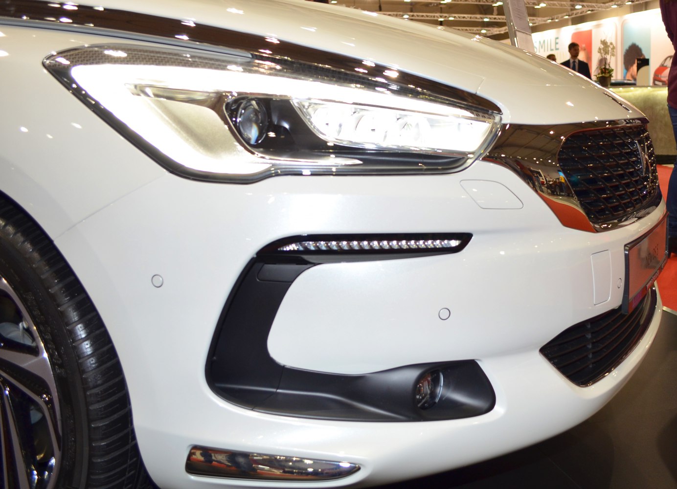 Front headlight assembly with LED daytime running lights and chrome grille elements