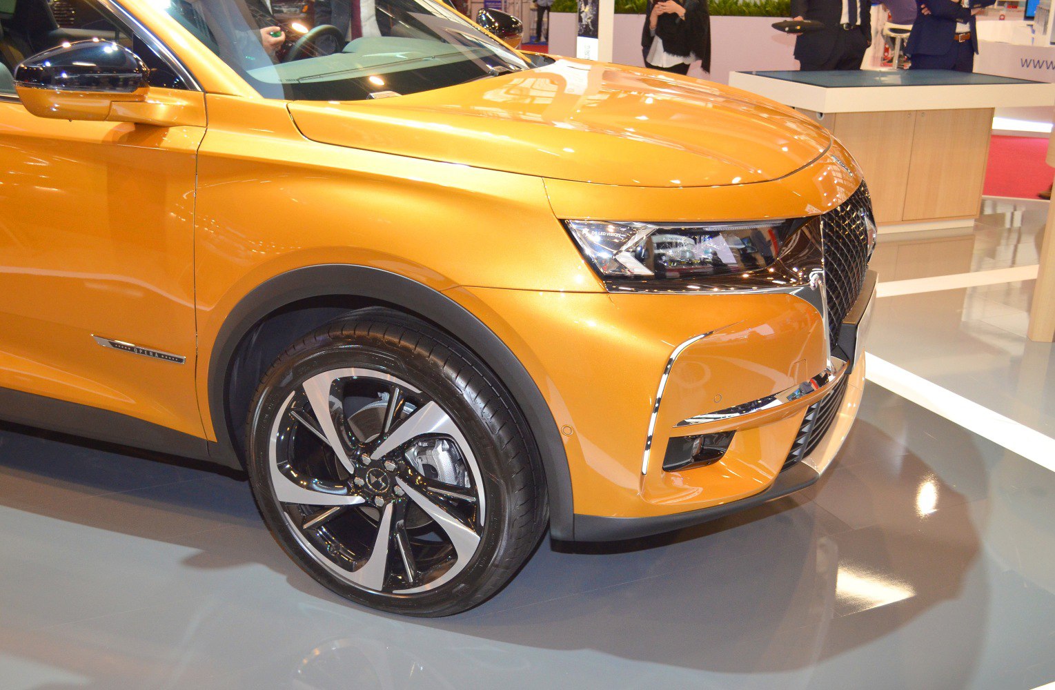 Front side with LED headlights and alloy wheels