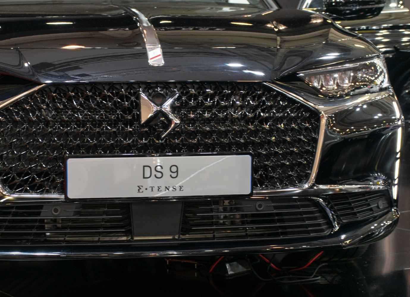 Black diamond-pattern front grille and LED headlights
