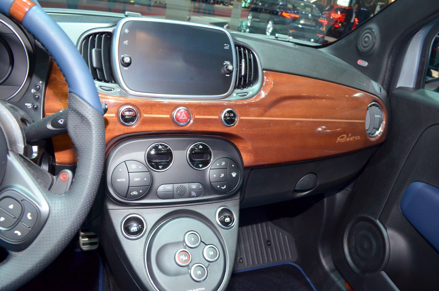 Wood dashboard trim and central touchscreen with driving mode controls