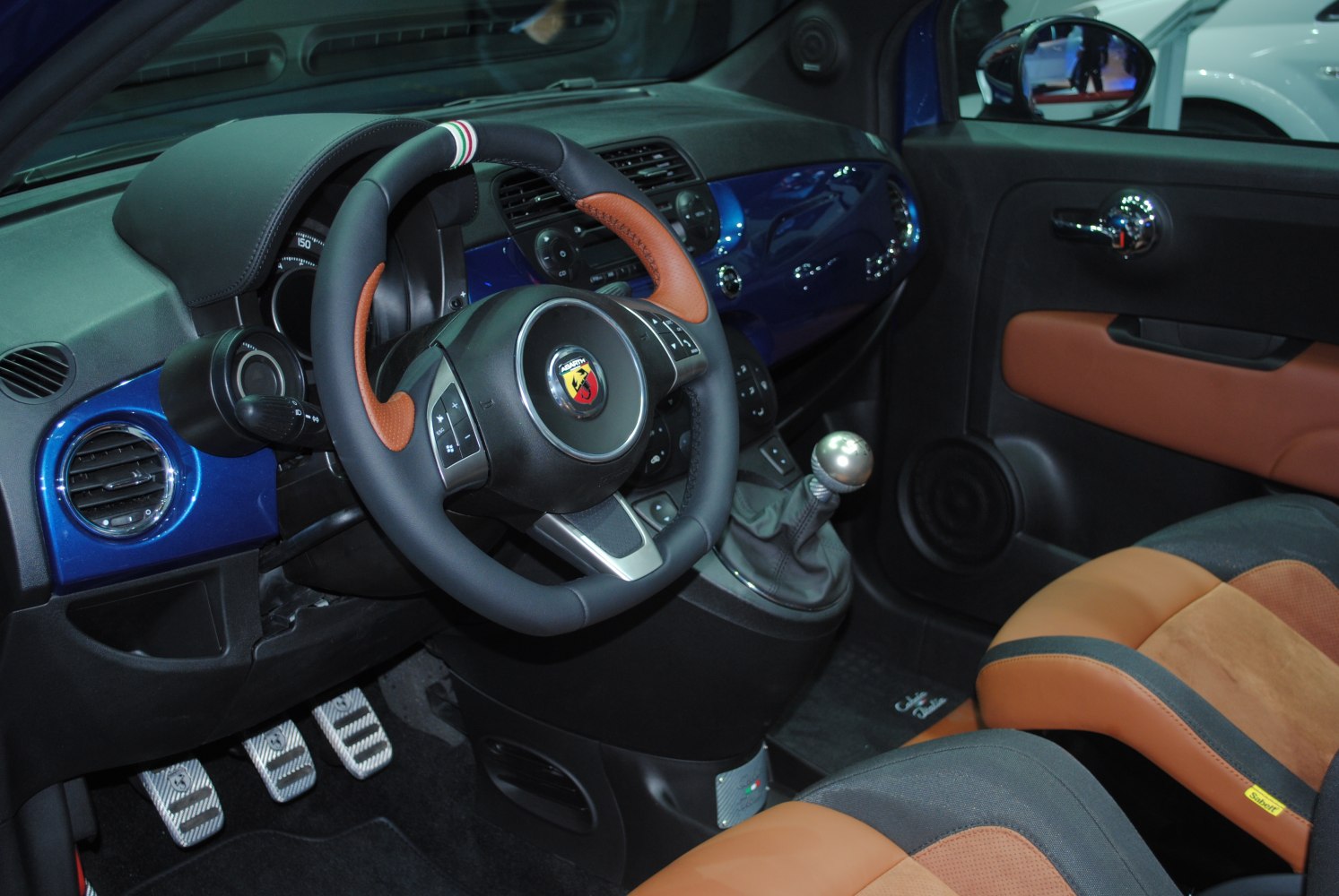 Sporty steering wheel and manual gearshift lever with two-tone seats