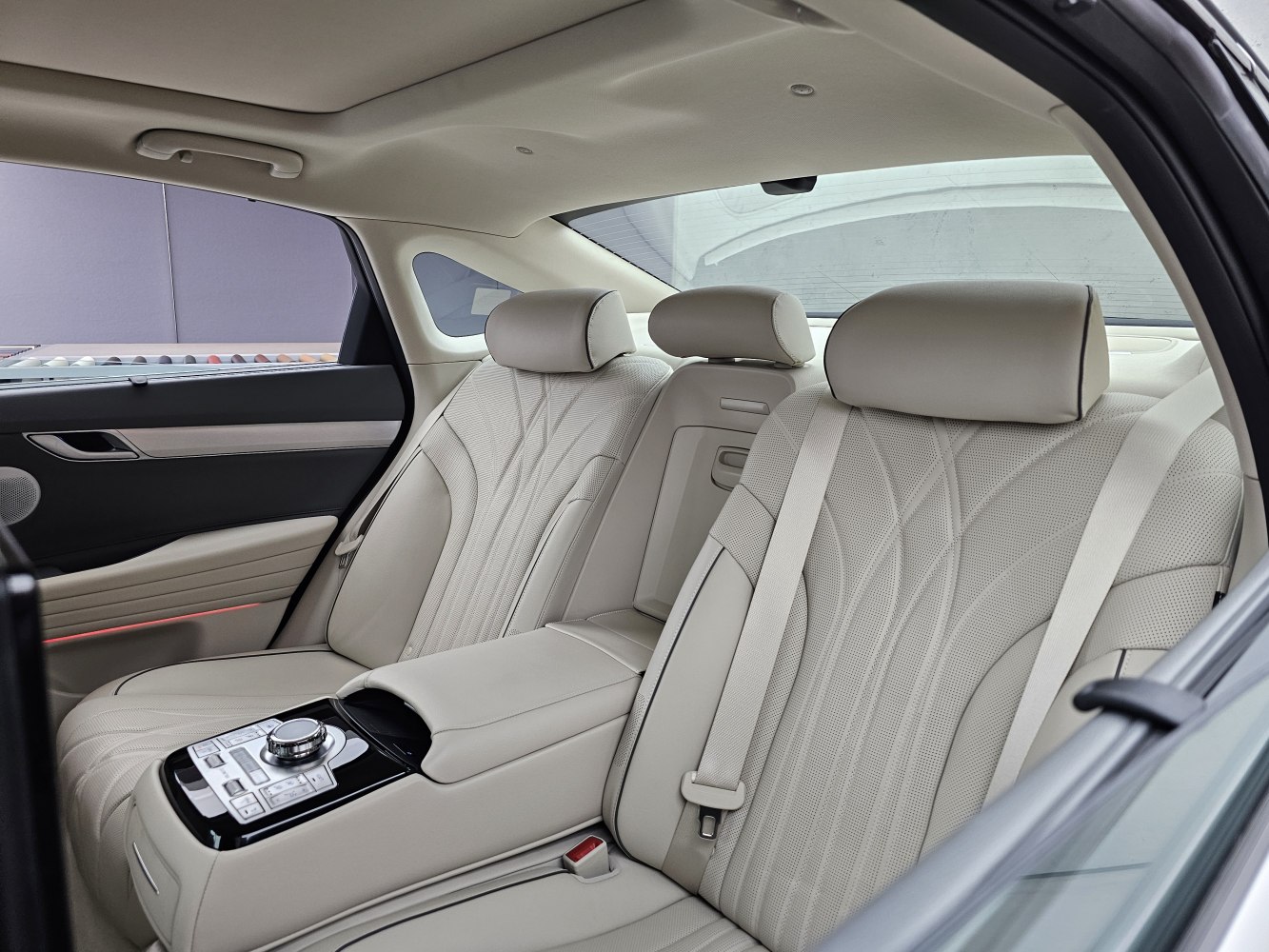 Rear leather seats with control console and headrests