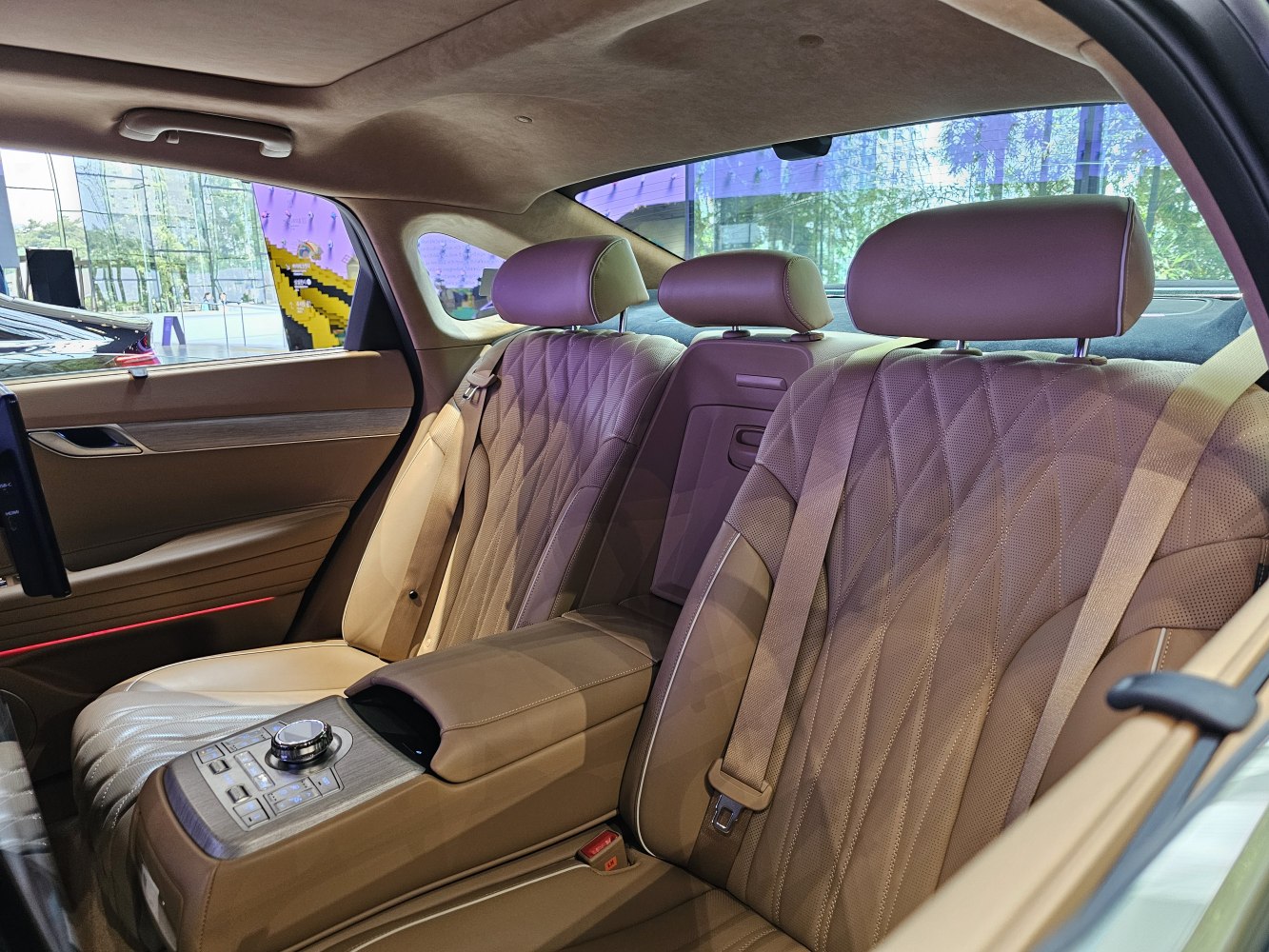 Quilted leather rear seats with advanced control console