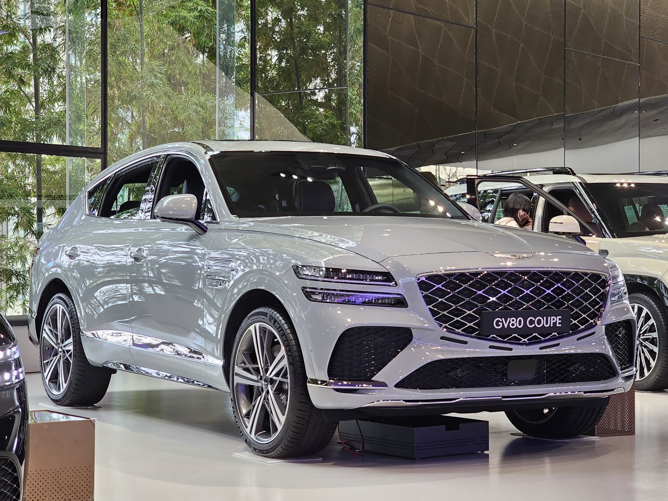 Front grille and LED headlight design of a luxury coupe SUV