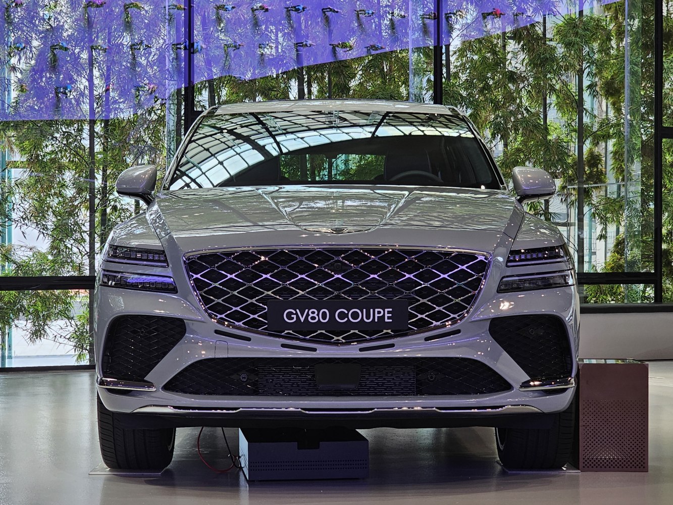 Diamond-pattern large grille and split LED headlights front view