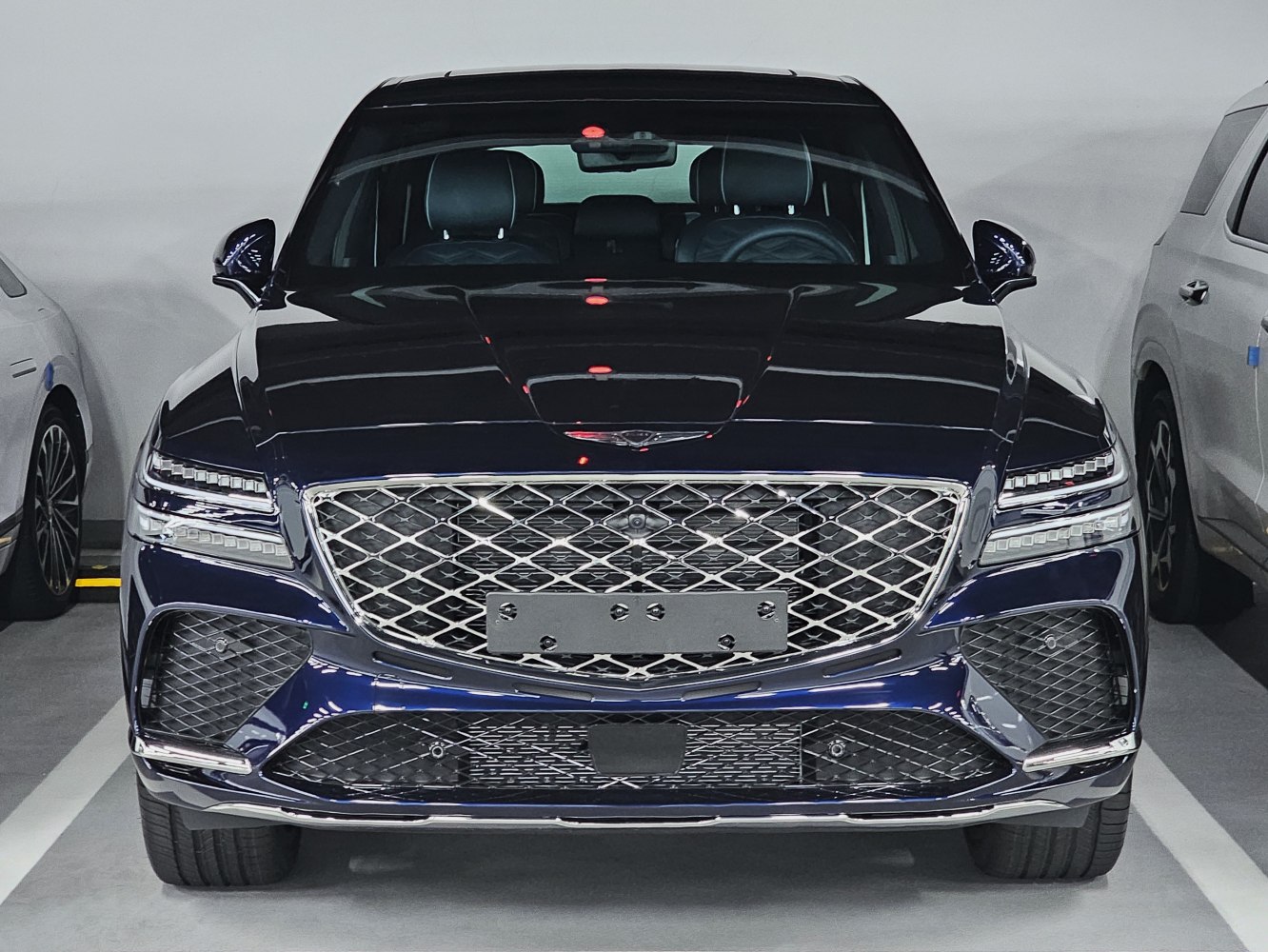 Large diamond grille with LED headlights and aerodynamic front bumper