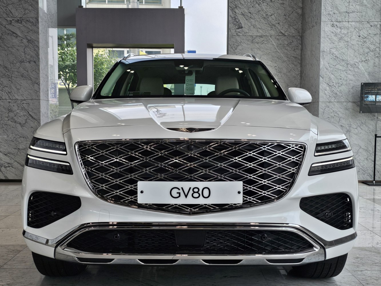 Prominent large grille and split LED headlights from a 2023 facelift SUV front.
