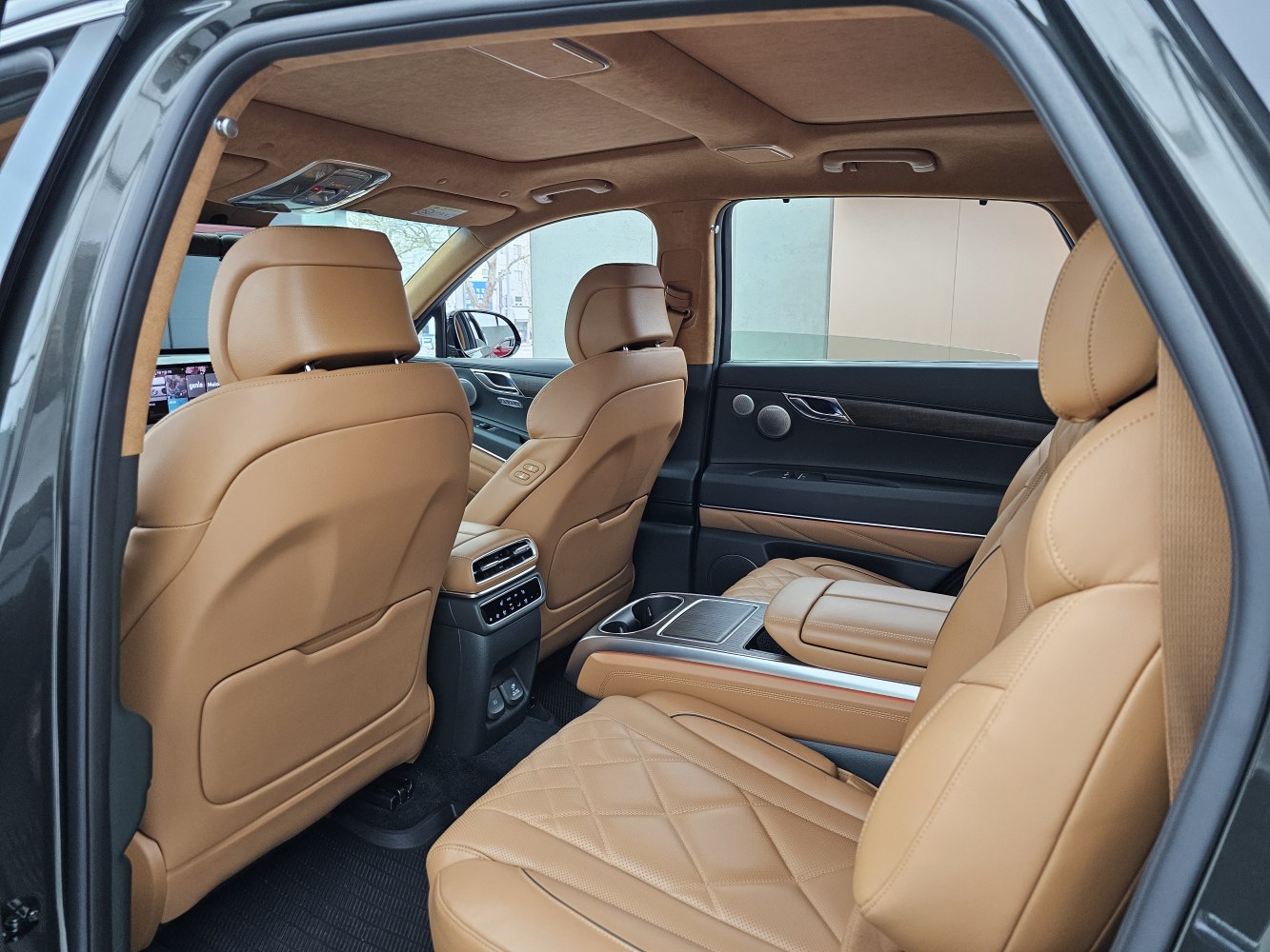 Beige leather rear seats with climate controls and central armrest
