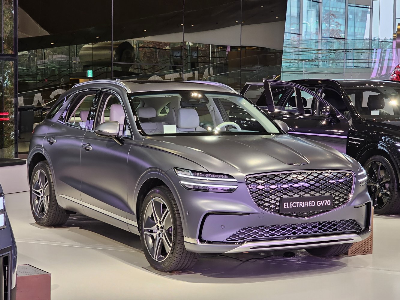 Front view with signature grille and dual-layer LED headlights