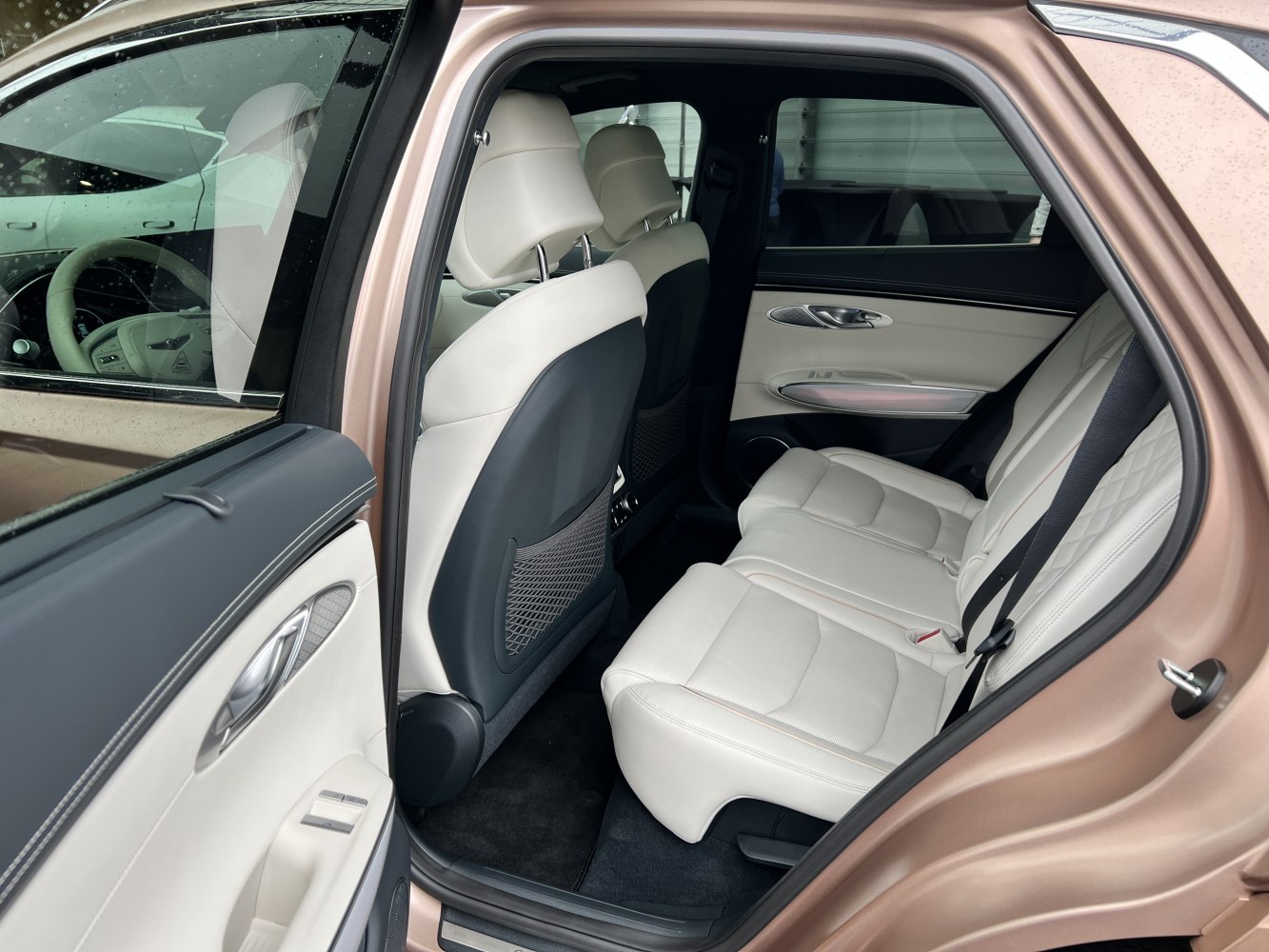 Premium leather rear seats and spacious rear passenger interior