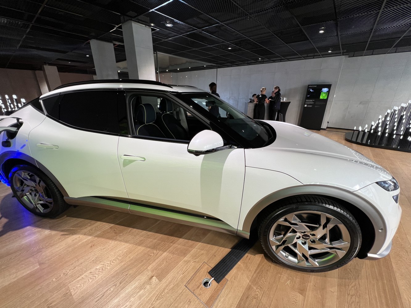 Side profile and futuristic geometric alloy wheels