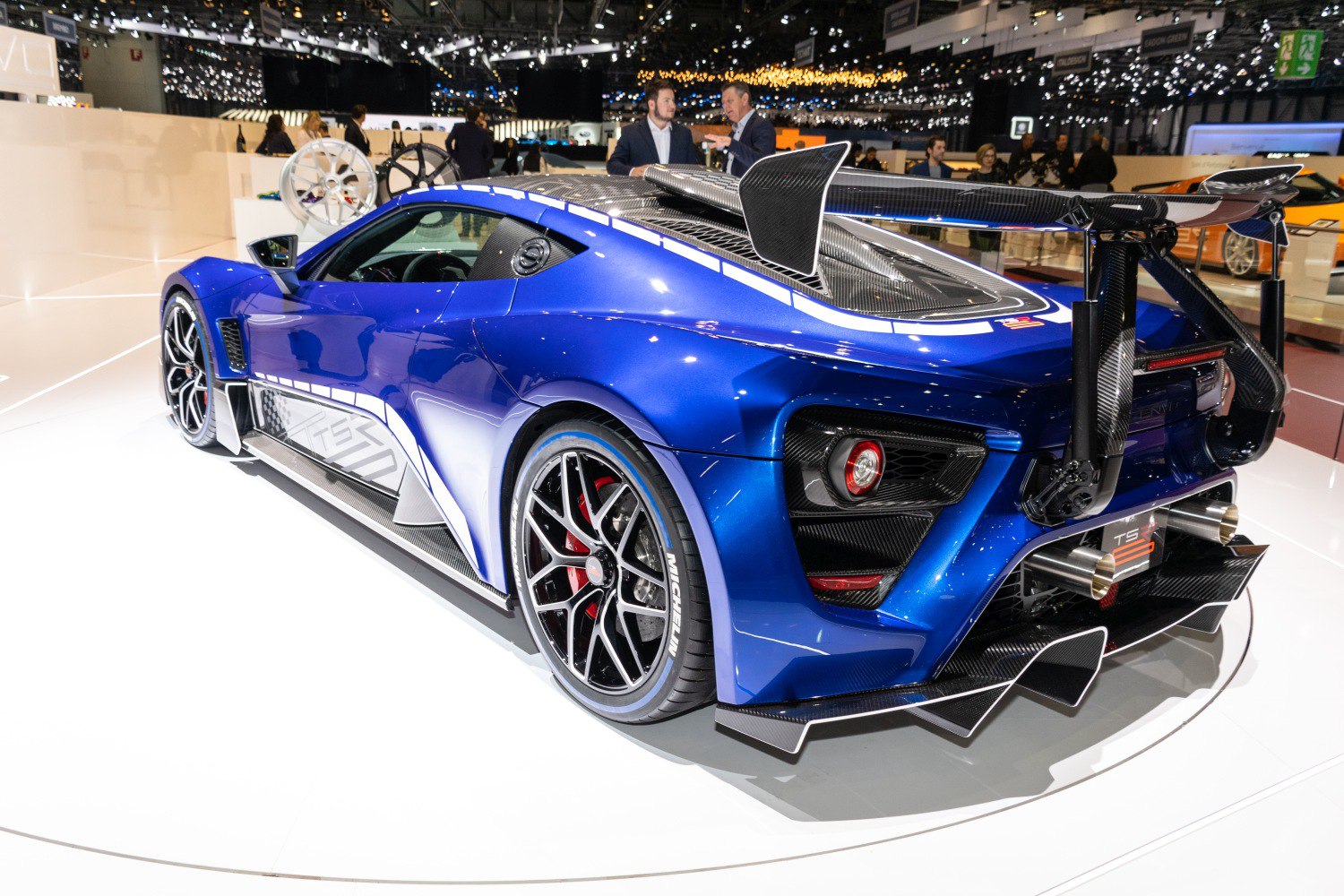 Carbon fiber rear wing and aerodynamic rear-side design of a high-performance vehicle
