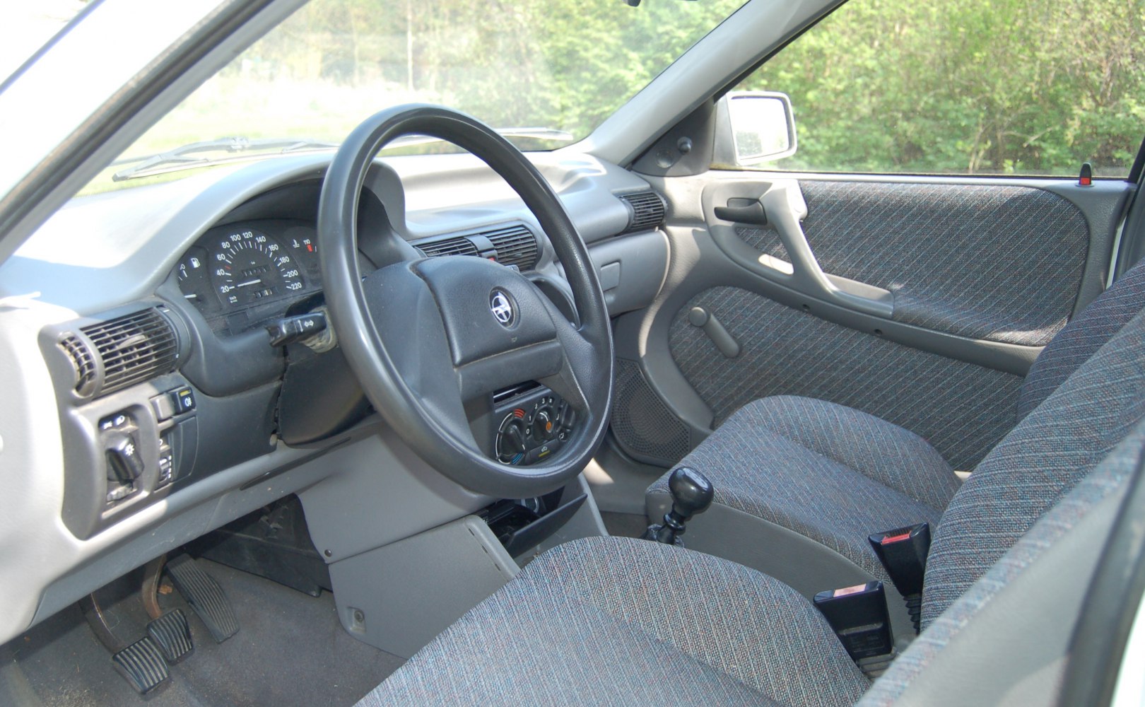 Dashboard, steering wheel, fabric seats, manual transmission interior