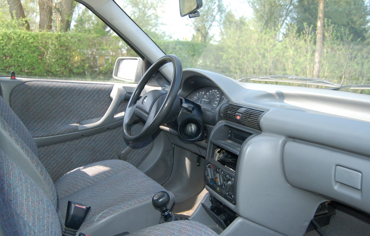Dashboard, steering wheel, fabric seats, manual gear stick