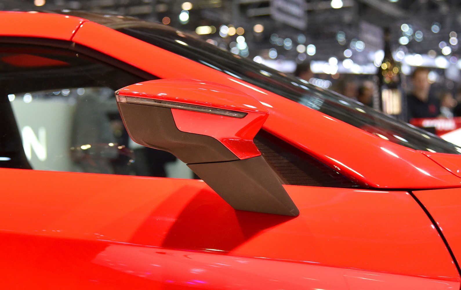 Aerodynamic side mirror with integrated turn indicator in red finish