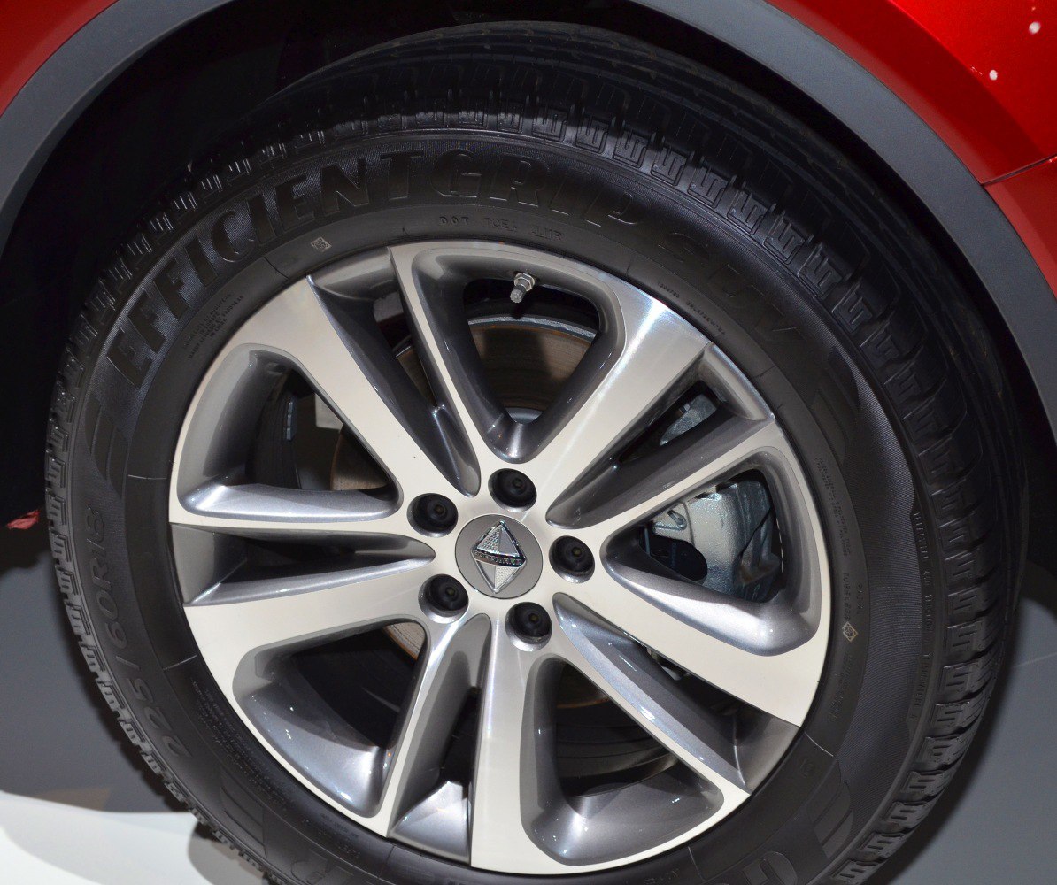 Close-up of alloy wheel and EfficientGrip SUV tire on vehicle