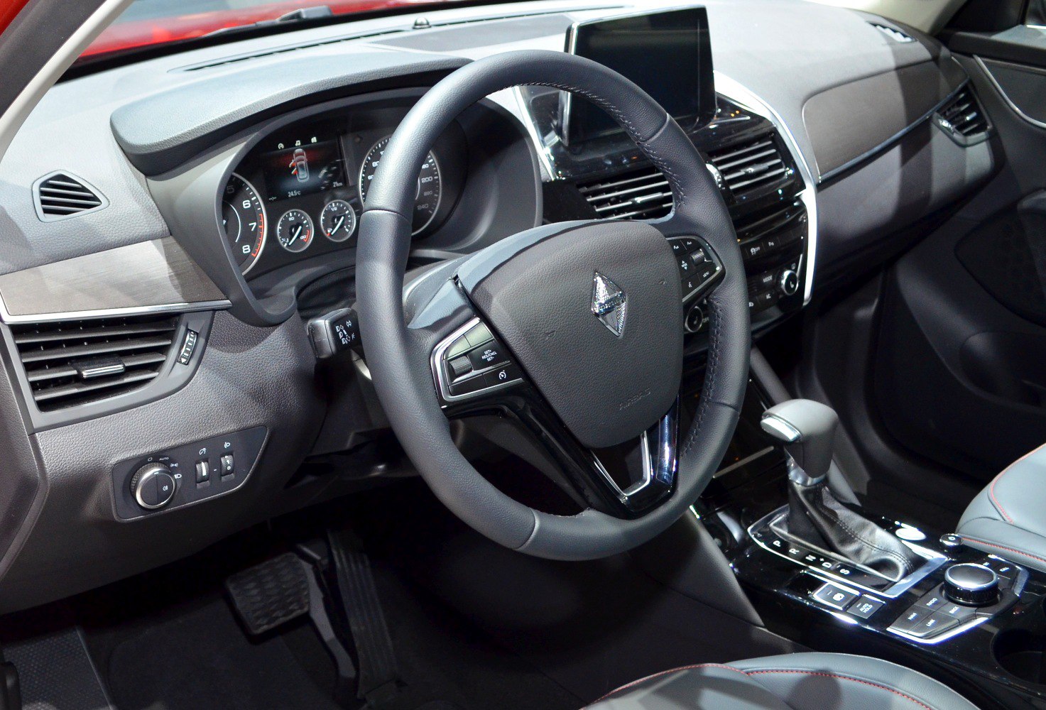 Steering wheel, digital instrument cluster, center console with gear shift and controls
