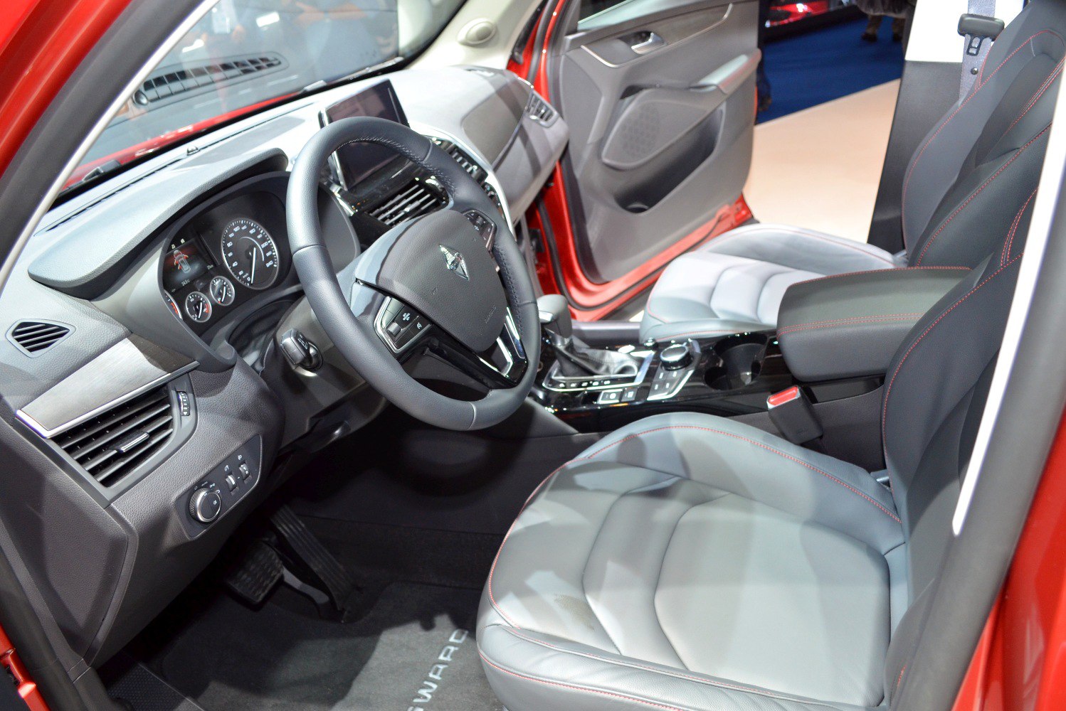 Interior with dashboard, steering wheel, center console, front seats