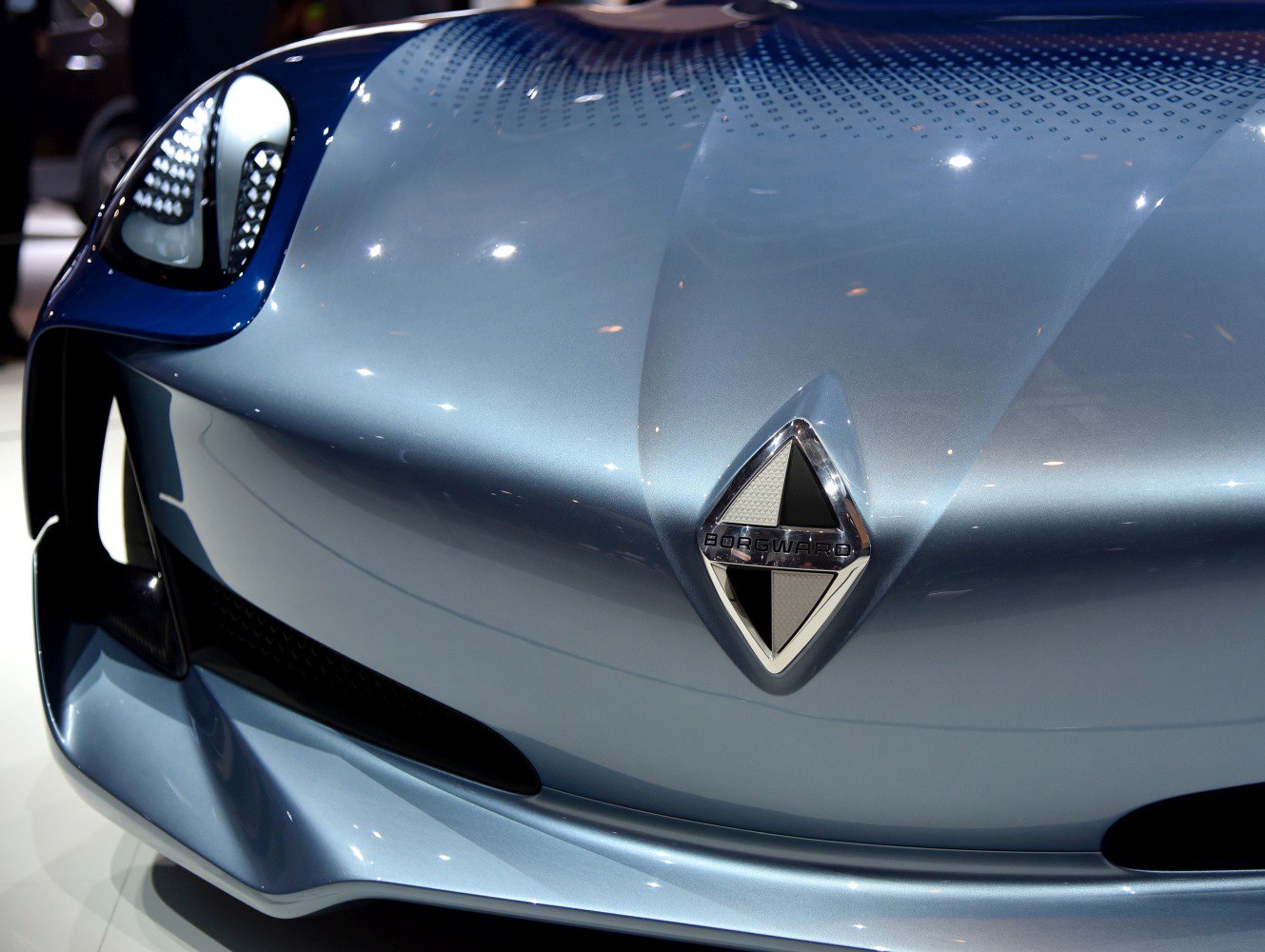 Front emblem and headlight detail with aerodynamic bonnet