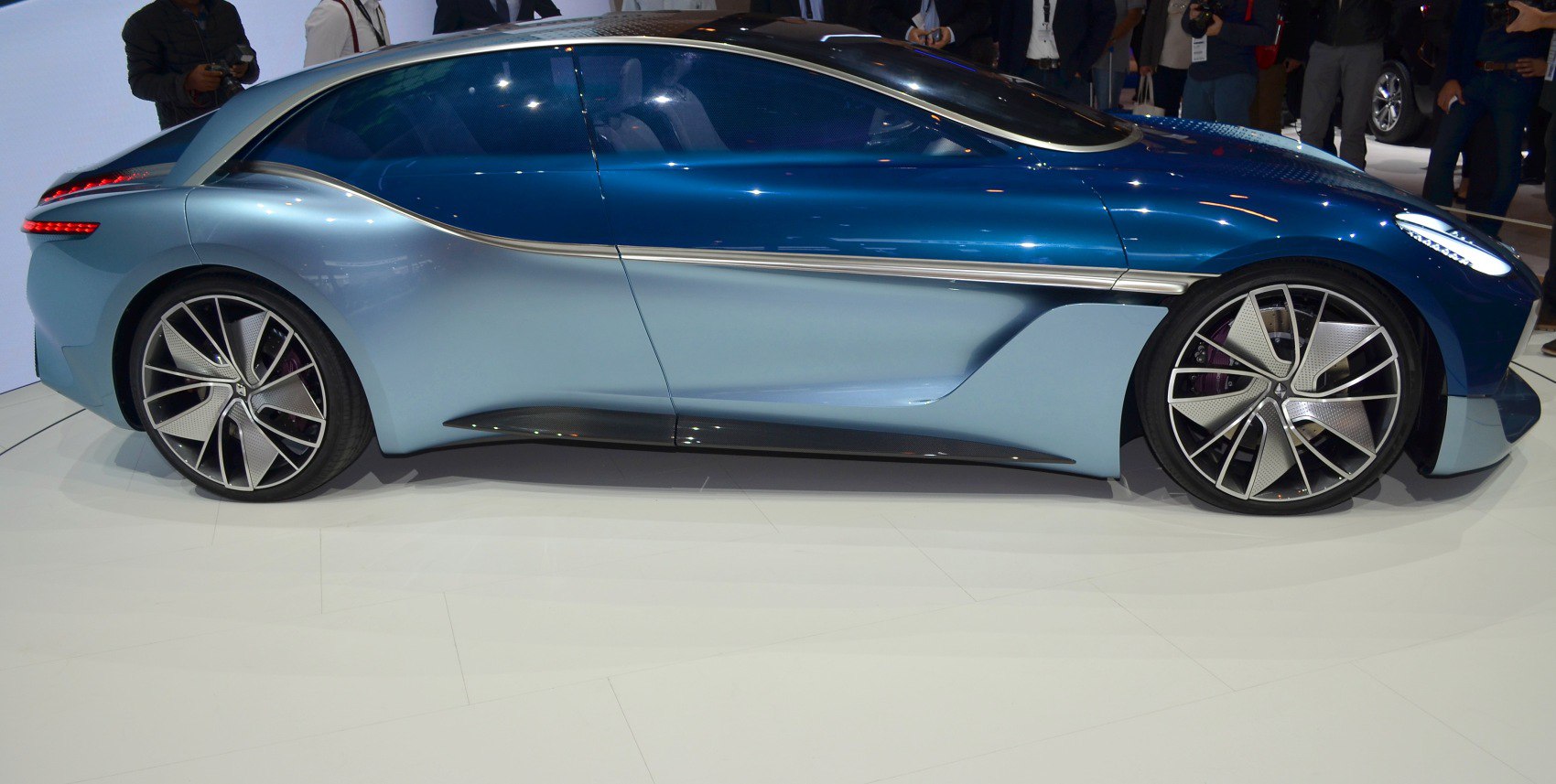 Aerodynamic body and large modern alloy wheels in sleek two-tone paint