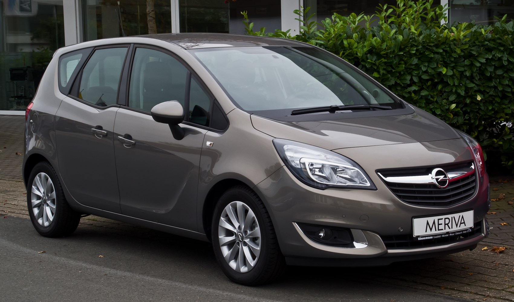 Front three-quarter view of compact MPV with facelift headlights and grille
