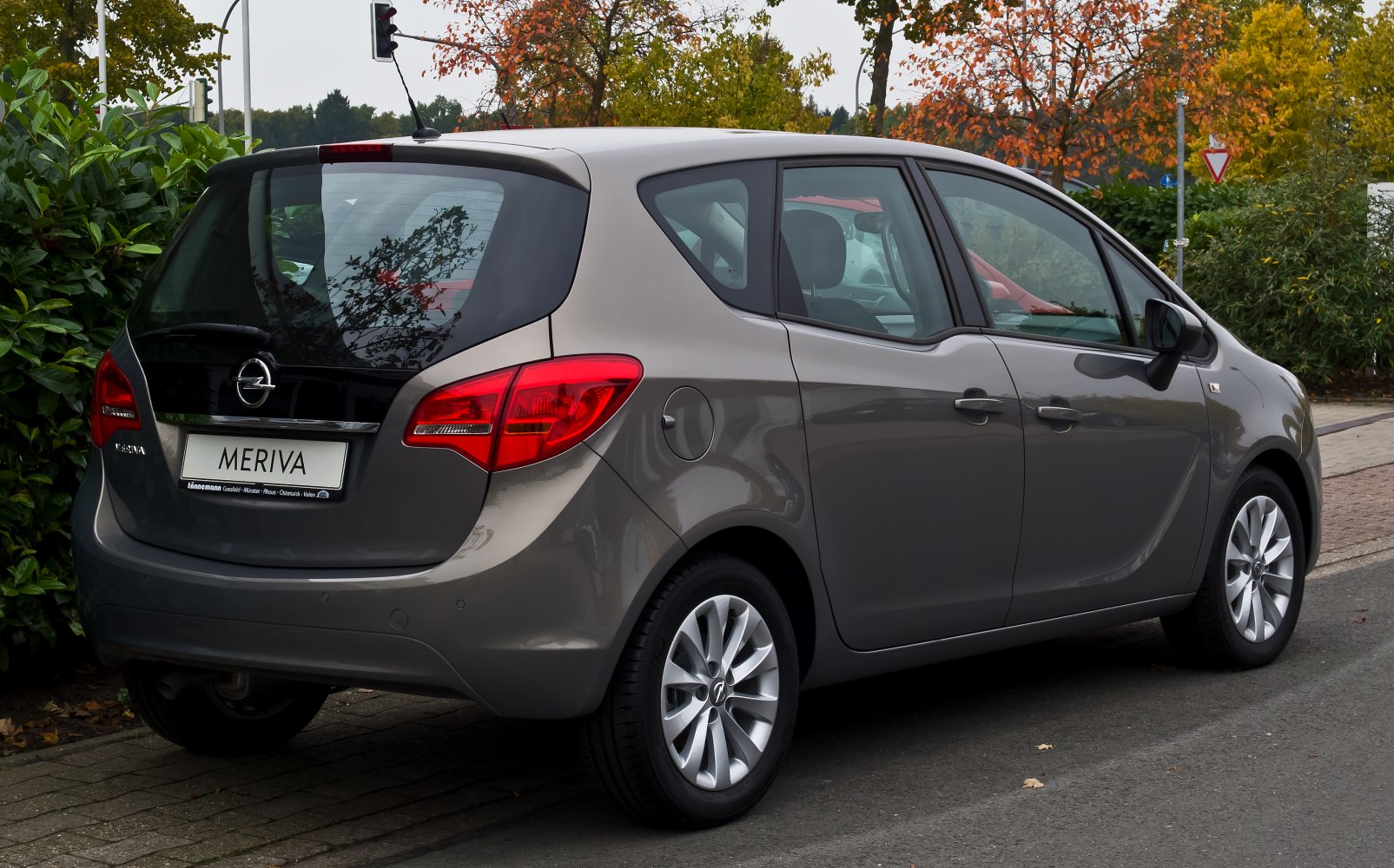 Compact MPV rear view with red taillights and split rear window