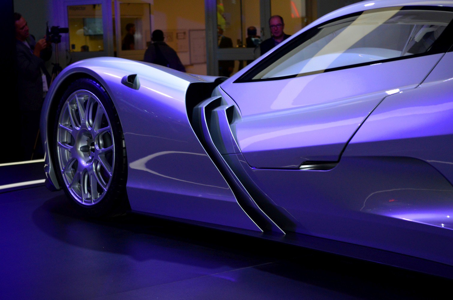 Aerodynamic side profile with unique rear wheel design
