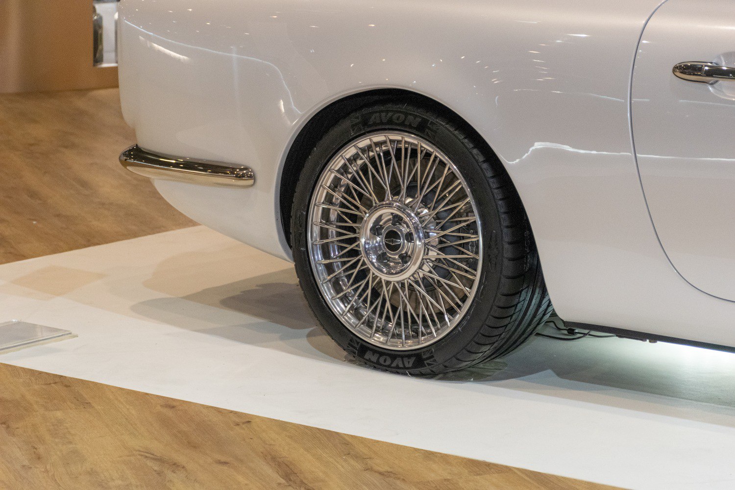 Rear wire-spoke wheel and white body panel with chrome details