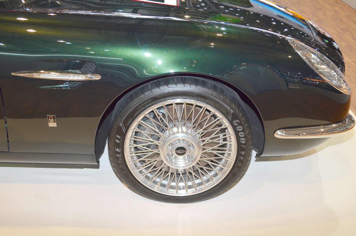 Classic wire-spoke wheel and stylish front fender with chrome trims.