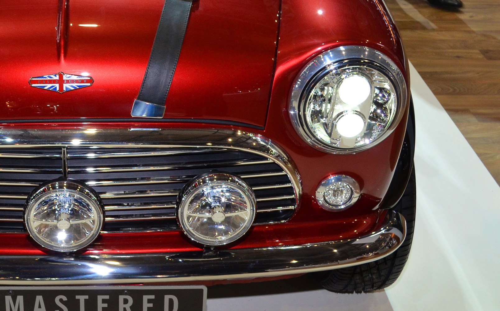 Front grille, round headlights, bonnet strap in classic style