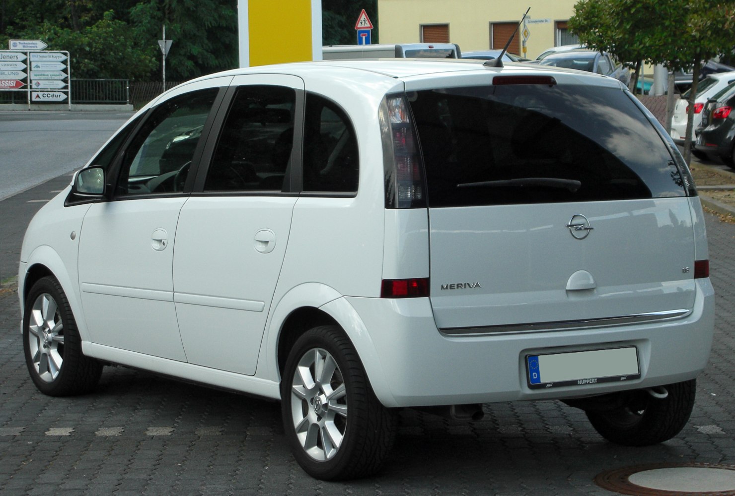 Rear design with vertical taillights and hatchback rear window