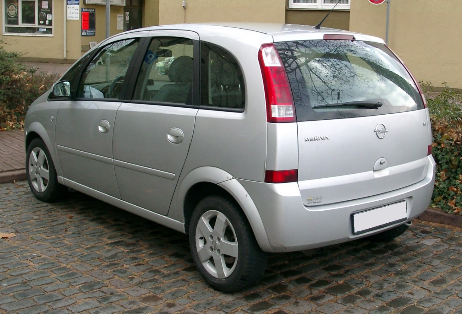 Compact MPV rear with vertical taillights and five-spoke wheels
