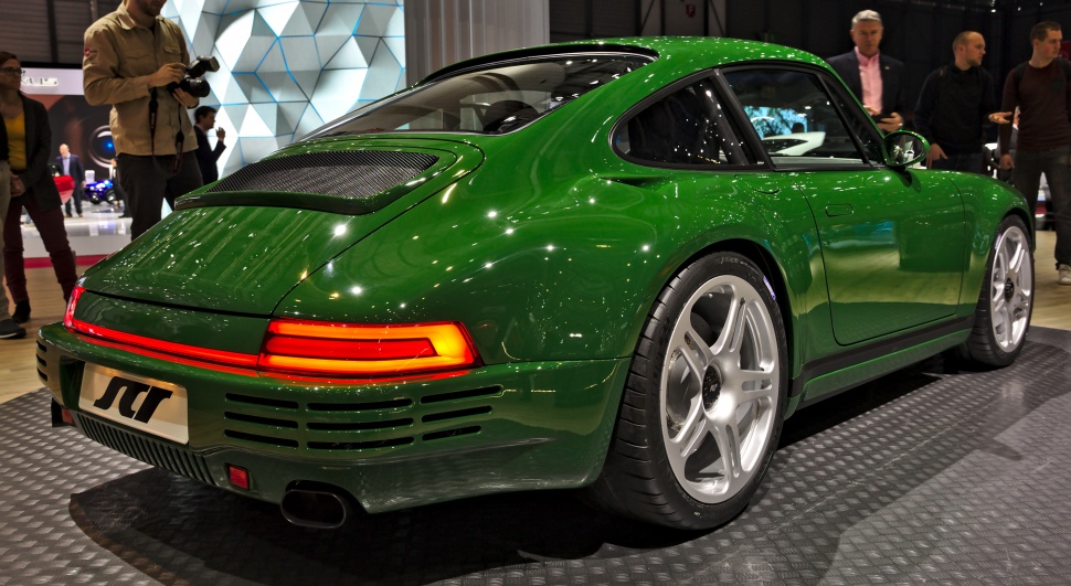 Classic coupe rear with continuous LED rear light