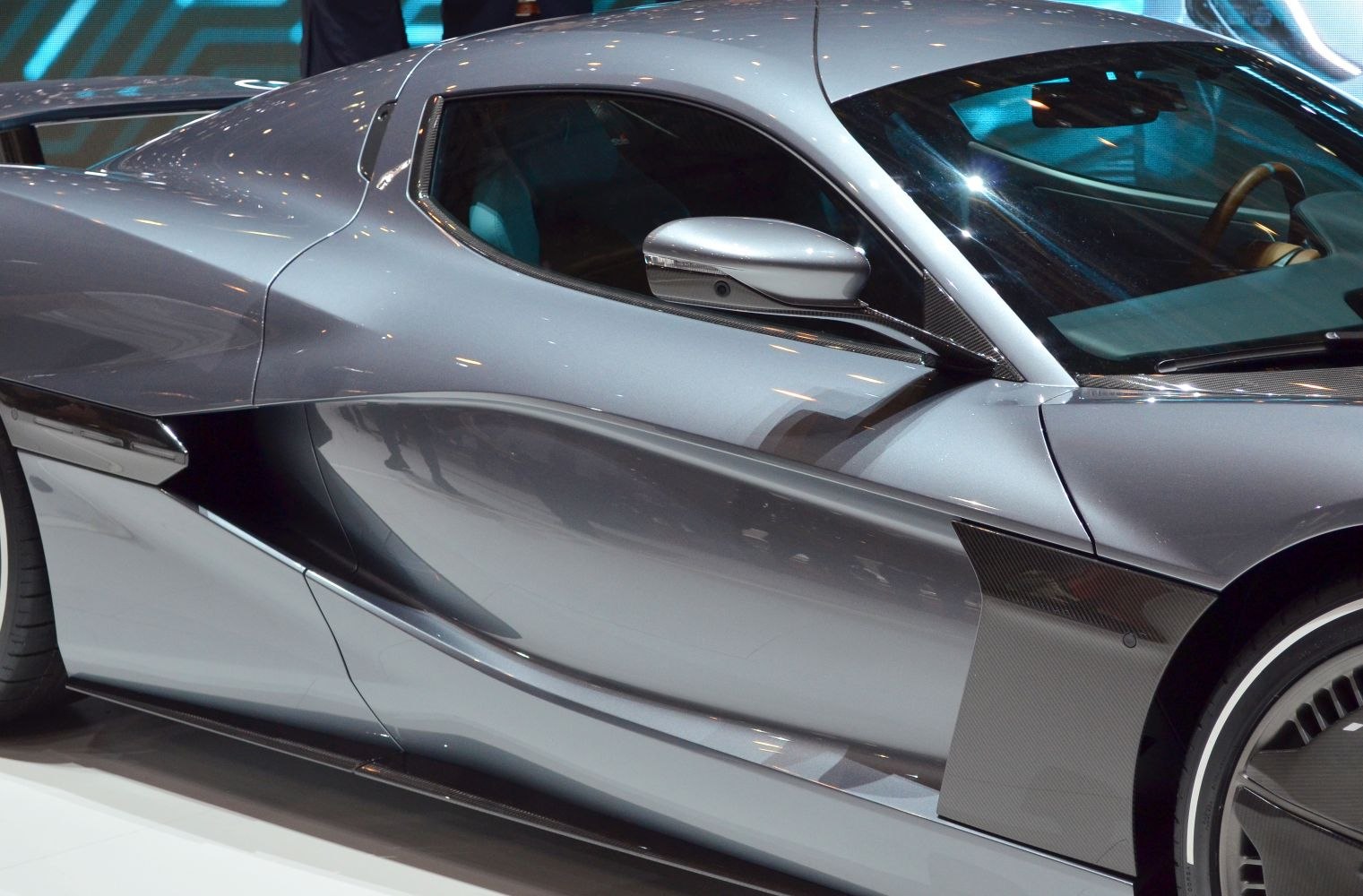 Smooth aerodynamic side profile with carbon fiber accents and sleek mirror design