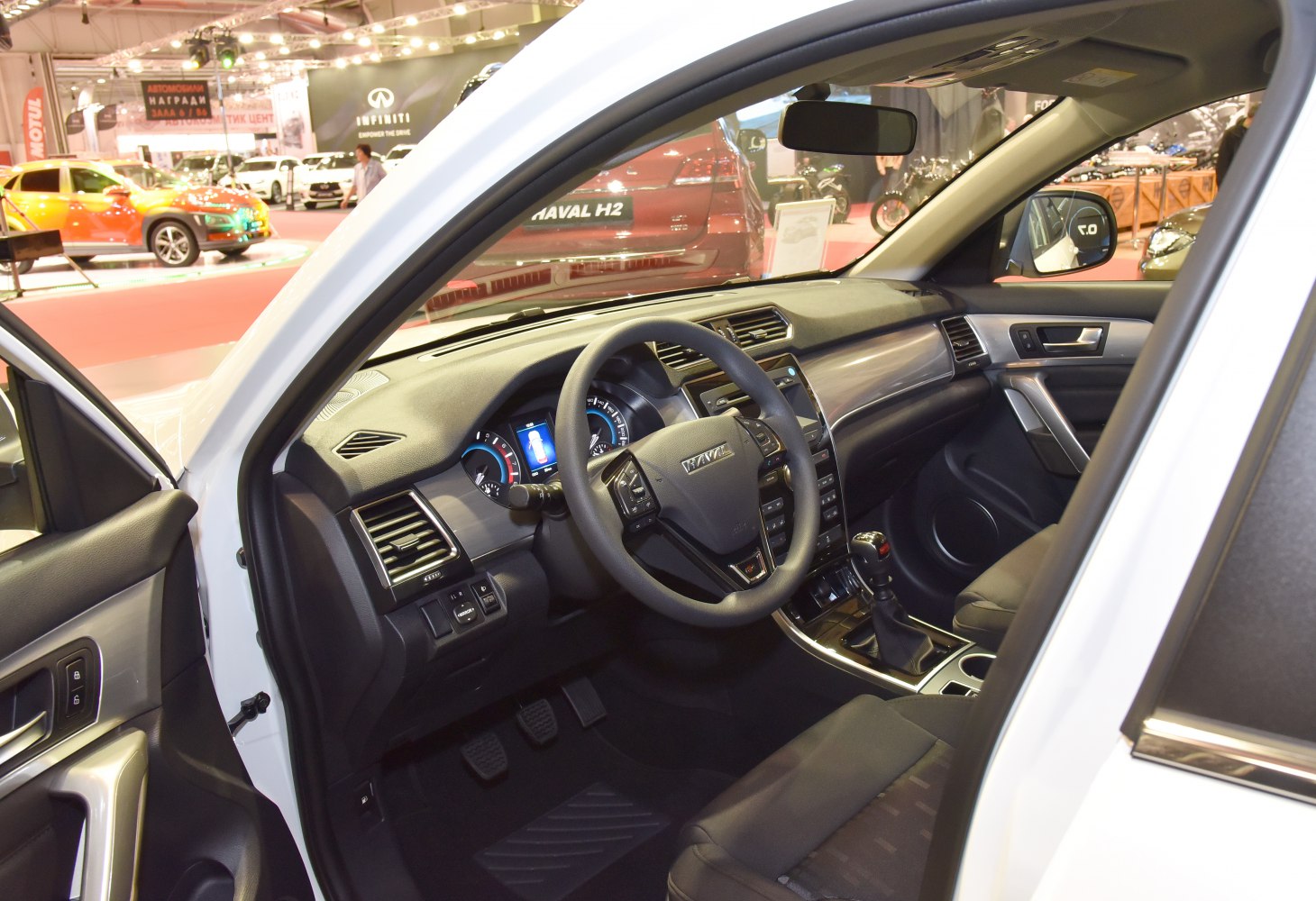 Dashboard, steering wheel, manual gear shift view