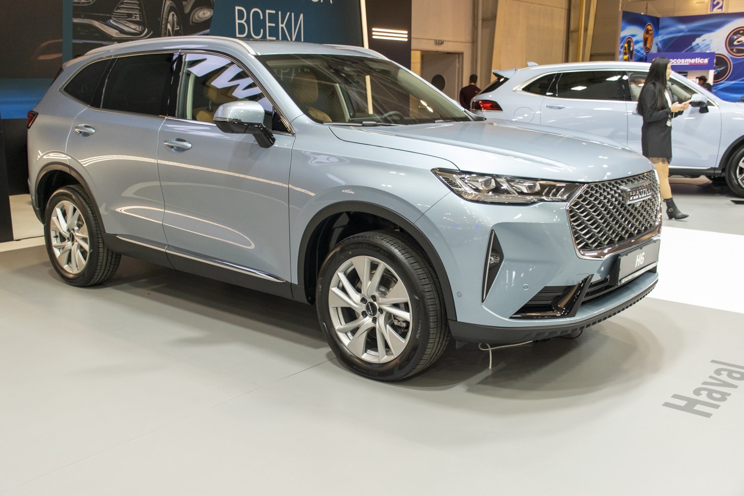 Side-front view of SUV with modern grille and alloy wheels