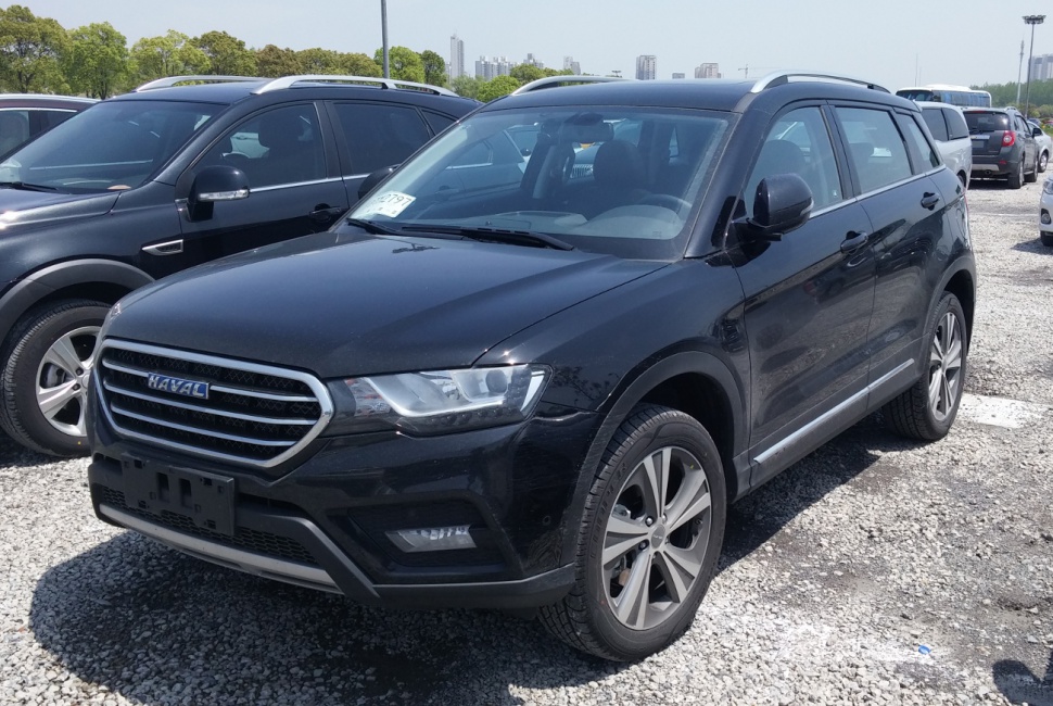 Front three-quarter view of SUV with LED headlights and alloy wheels