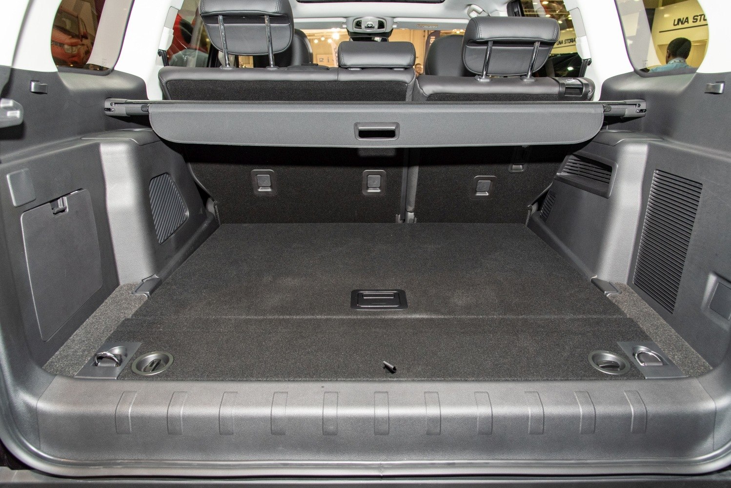 Flat cargo floor with retractable cover and rear seat backrests