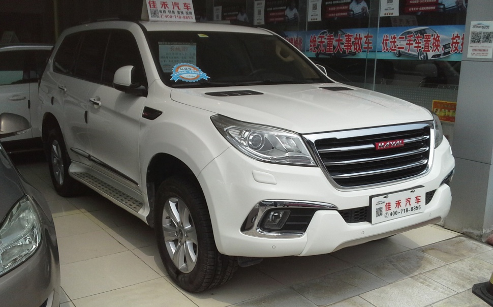 Front 3/4 view of white SUV with chrome grille and side steps