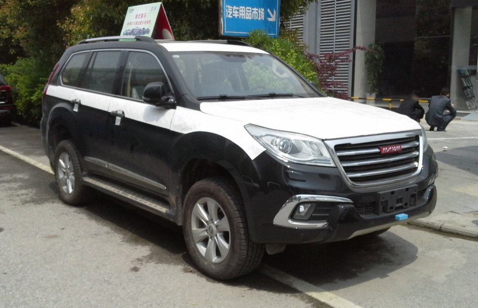 Bold SUV front grille and angular headlights with alloy wheels