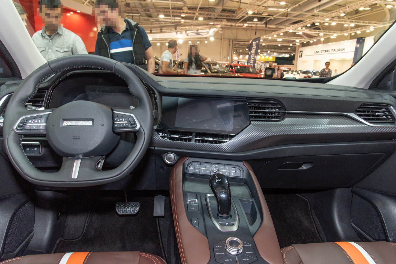 Digital dashboard and ergonomic gear selector in modern SUV interior.