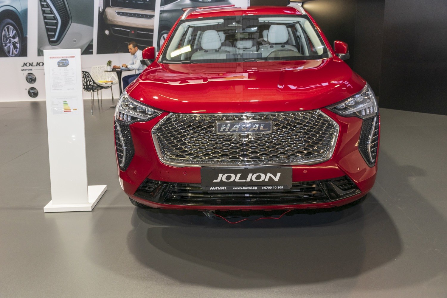 Front grille and headlight design of a modern SUV