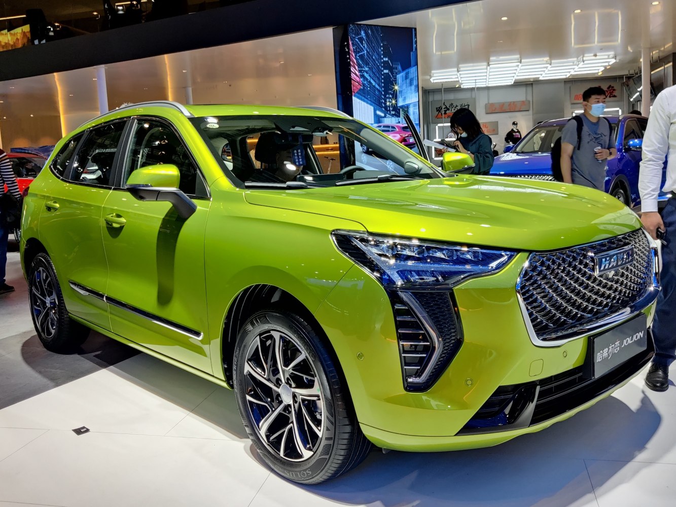 Front side view with LED headlights and alloy wheels