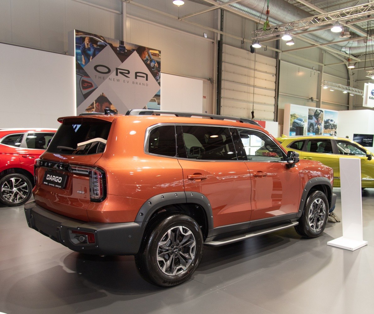 Bold SUV design with 4WD, rugged wheel arches, and side steps